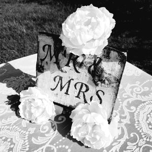 Mr and mrs sign for sweetheart table